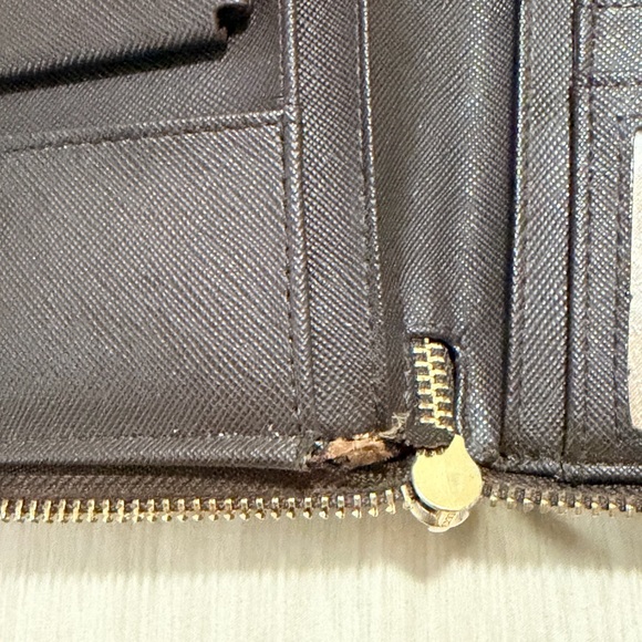 Michael Kors Wallet with Wristlet Strap - Jet Set Collection - Picture 10 of 16